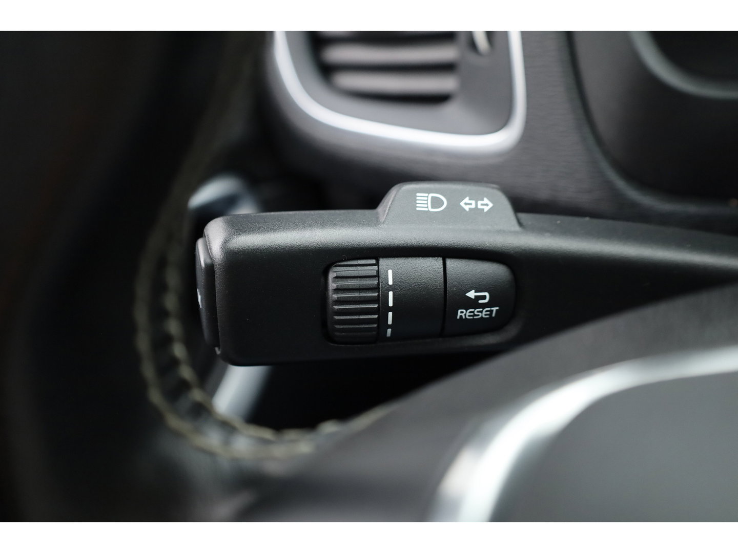 Volvo V40 2.0 T4 R-Design | 190PK | Leer | Panorama-dak | Trekhaak | Camera | Stoelverwarming |