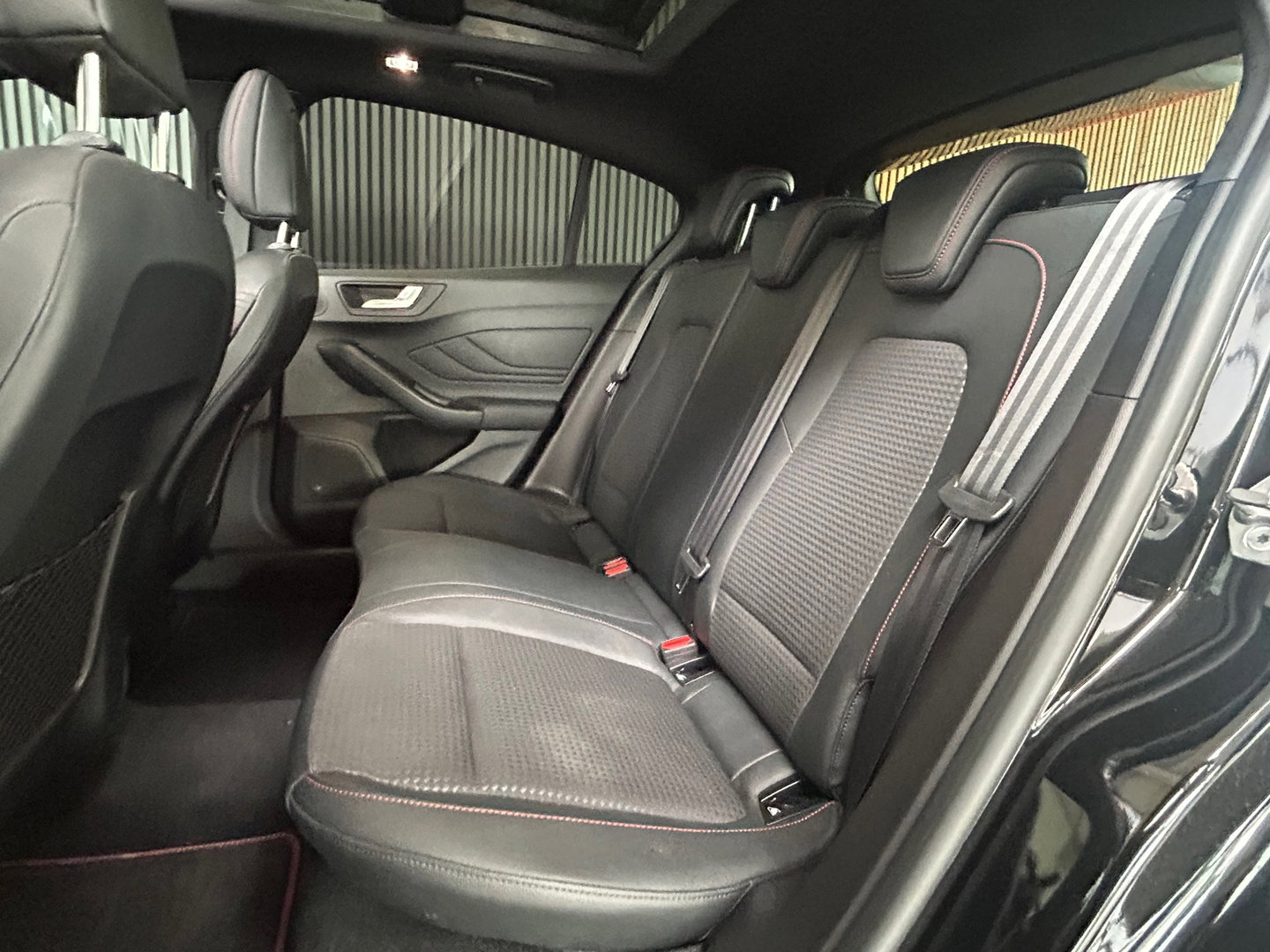 Ford Focus 1.5 EcoBlue ST Line Business AUTOMAAT|PANO|STOEL&STUURVERWARMIN|18 INCH-LM VELGEN|LEDER|ACC|CAMERA|APPLECARPLAY