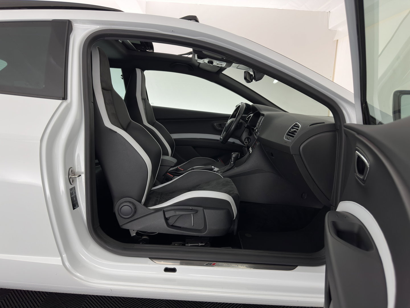 SEAT Leon SC 2.0 TSI Cupra 290 Aut. *PANO | LEATHER-MICROFIBRE | FULL-LED | ADAPTIVE-CRUISE | HEATED-SPORTSEATS | SEAT-SOUND | CAMERA | PRIVACY-GLASS | SHIFT-PADDLES | DAB+ | ECC | PDC | 19''ALU*