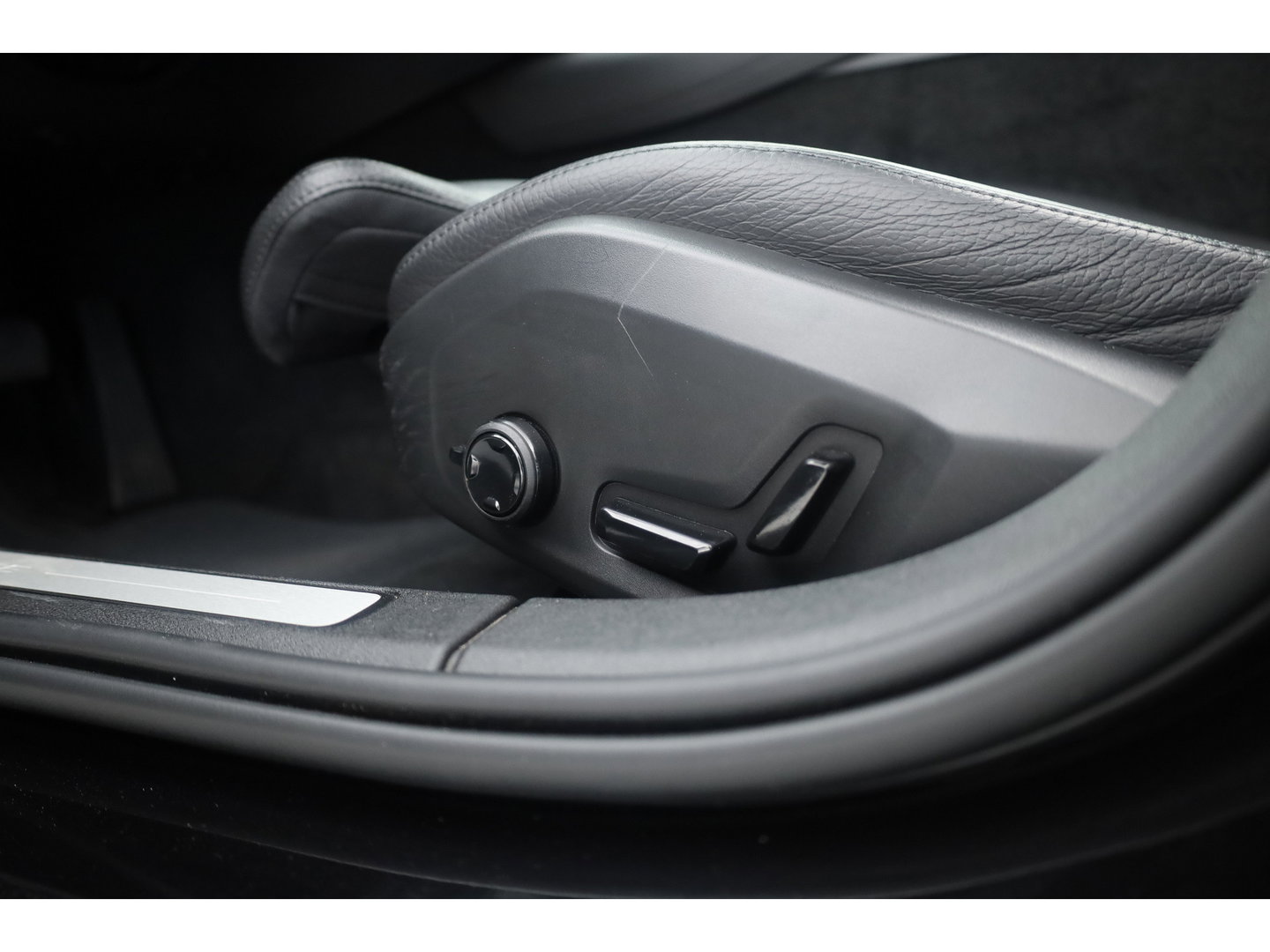 Volvo V60 2.0 T8 Recharge AWD Inscription | Pano-dak | elek. trekhaak | H&k Audio | Vol Leer | Stoel  + stuur-verwarming |