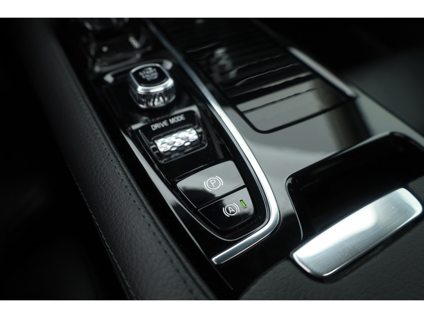 Volvo V60 2.0 T8 Recharge AWD Inscription | Pano-dak | elek. trekhaak | H&k Audio | Vol Leer | Stoel  + stuur-verwarming |
