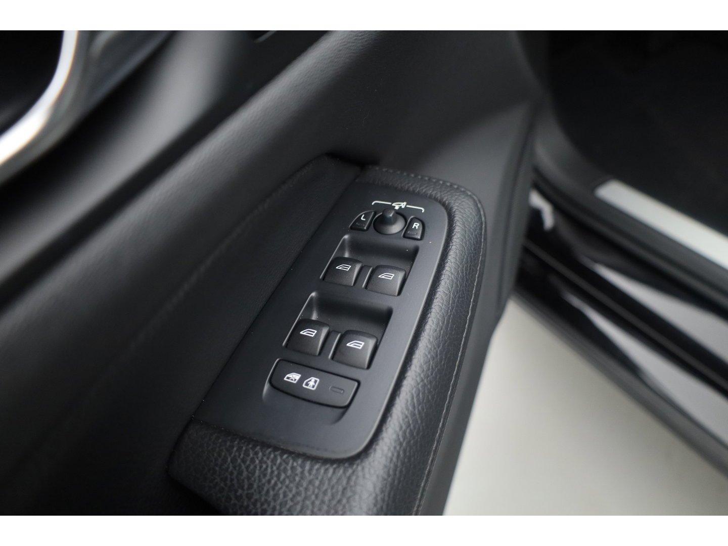 Volvo V60 2.0 T8 Recharge AWD Inscription | Pano-dak | elek. trekhaak | H&k Audio | Vol Leer | Stoel  + stuur-verwarming |