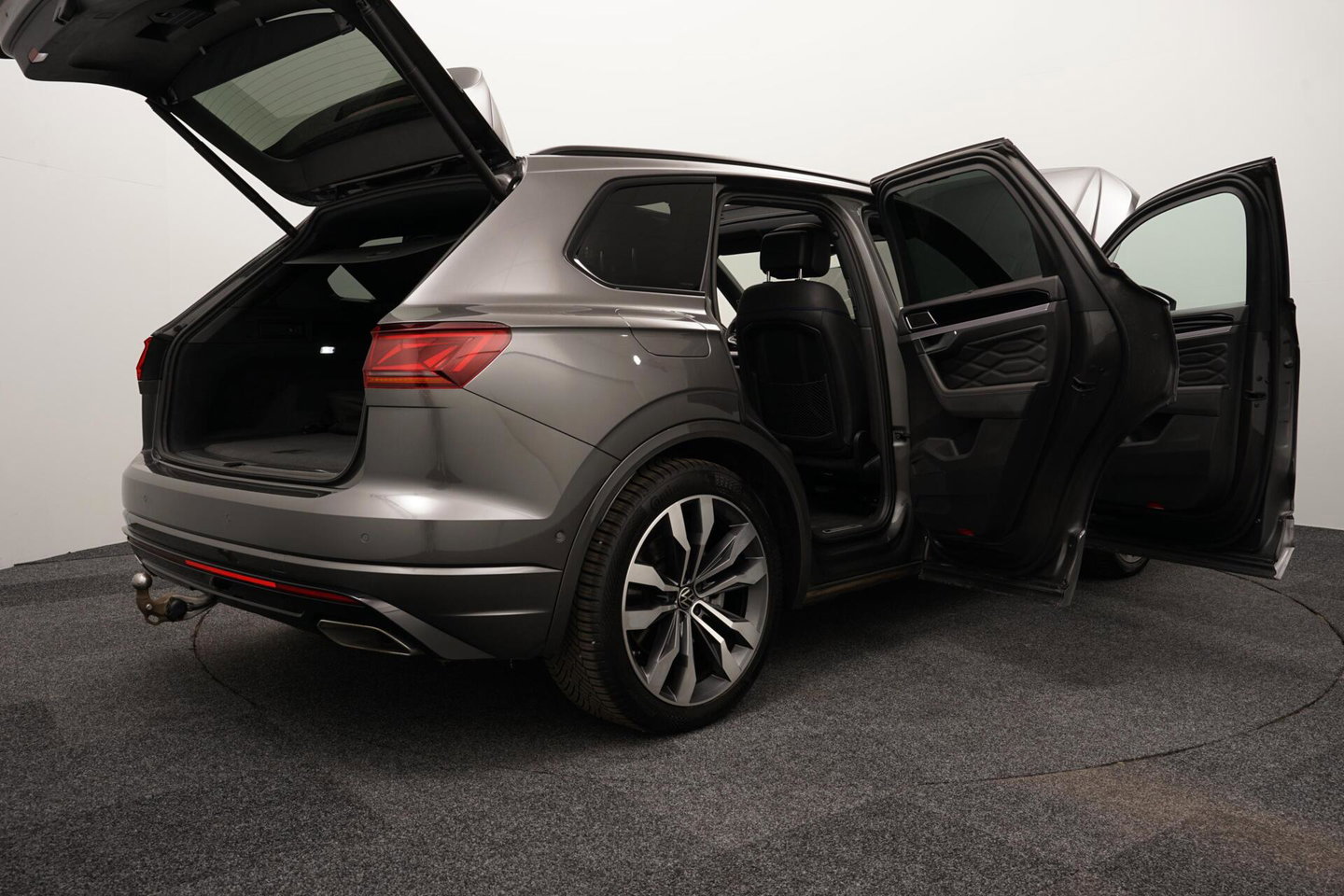 Volkswagen Touareg 3.0 TSi eHybrid 4MOTION R|FULL OPTIONS!