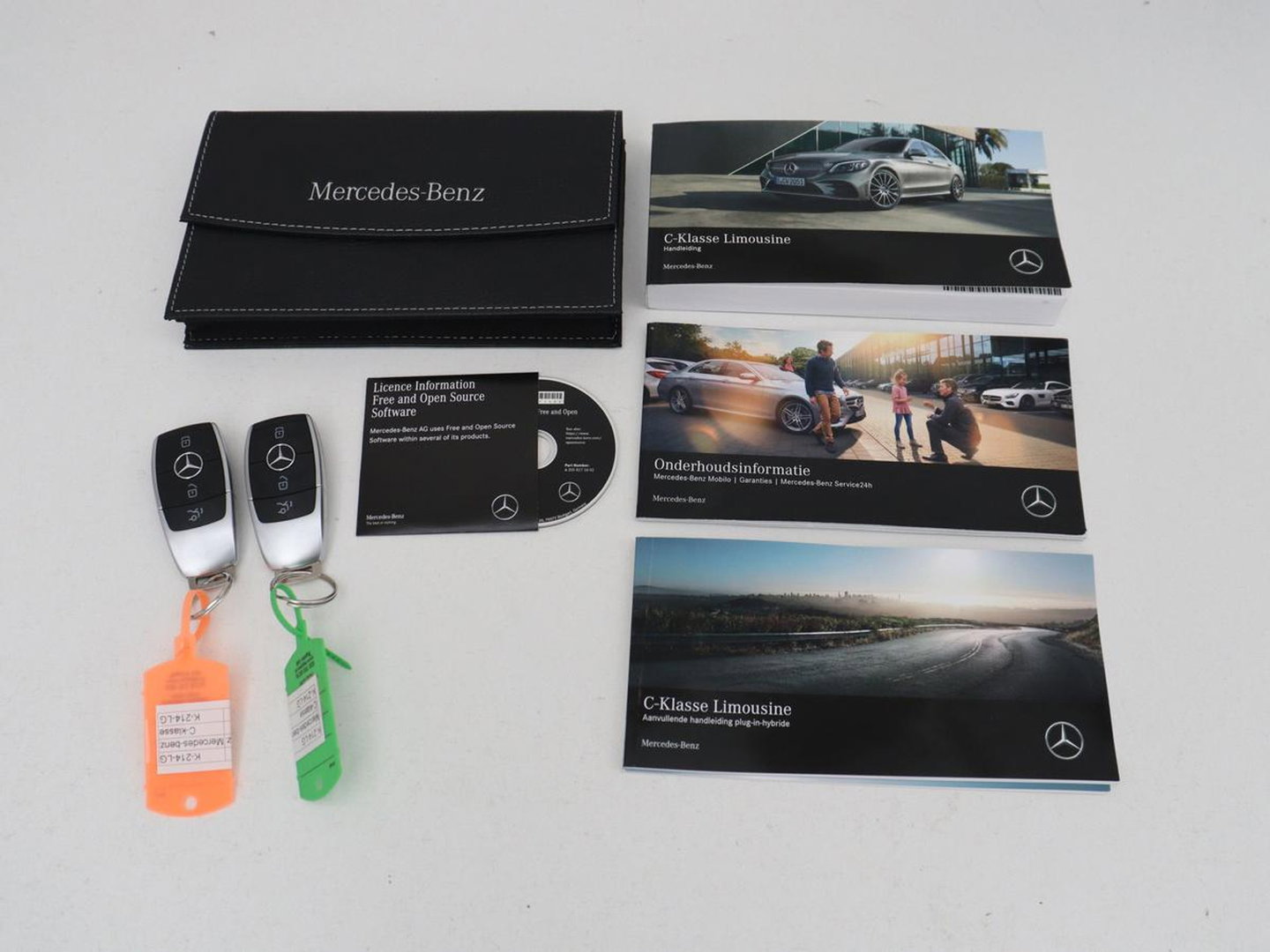 Mercedes-Benz C-Klasse 300e Business Solution AMG Limited | SOH 82,2% | 360 Camera | Stoelverwarming | Leder/Alcantara | Carplay | Matrix LED | Navigatie | Cruise control | Park Assist | Sfeerverlichting | PHEV | Plug In
