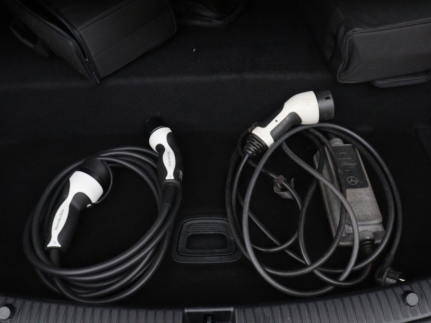Mercedes-Benz C-Klasse 300e Business Solution AMG Limited | SOH 82,2% | 360 Camera | Stoelverwarming | Leder/Alcantara | Carplay | Matrix LED | Navigatie | Cruise control | Park Assist | Sfeerverlichting | PHEV | Plug In