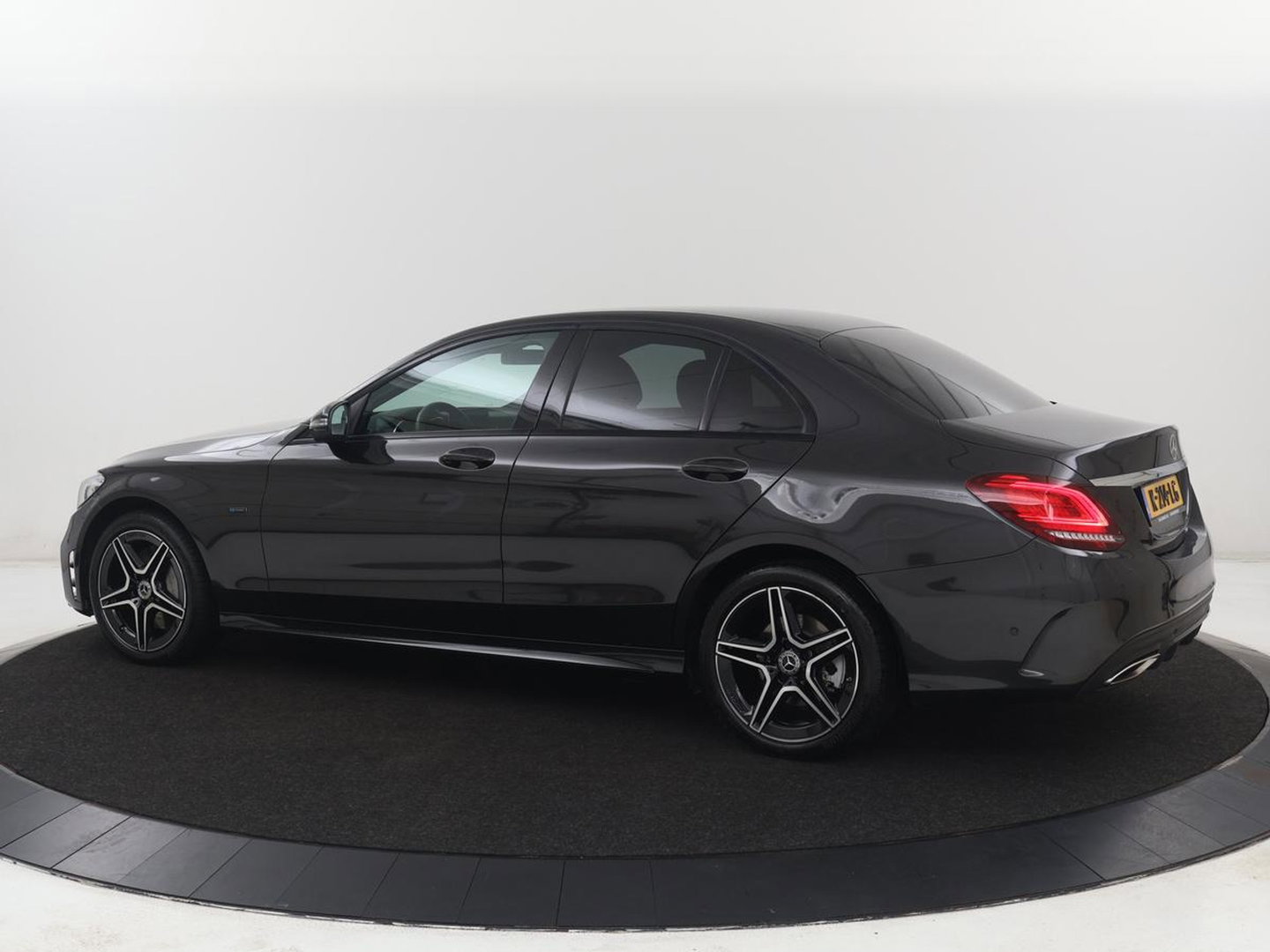 Mercedes-Benz C-Klasse 300e Business Solution AMG Limited | SOH 82,2% | 360 Camera | Stoelverwarming | Leder/Alcantara | Carplay | Matrix LED | Navigatie | Cruise control | Park Assist | Sfeerverlichting | PHEV | Plug In