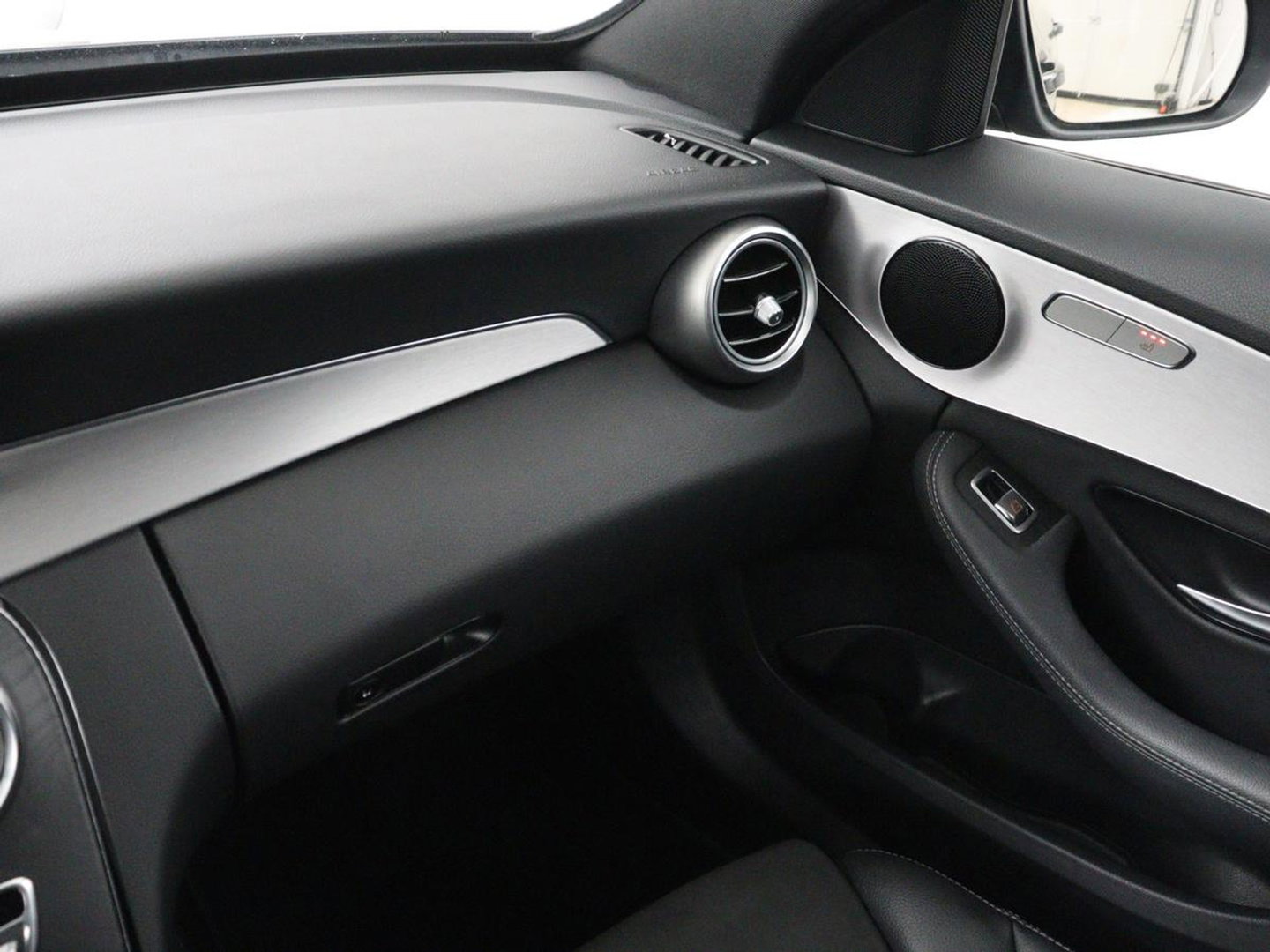 Mercedes-Benz C-Klasse 300e Business Solution AMG Limited | SOH 82,2% | 360 Camera | Stoelverwarming | Leder/Alcantara | Carplay | Matrix LED | Navigatie | Cruise control | Park Assist | Sfeerverlichting | PHEV | Plug In