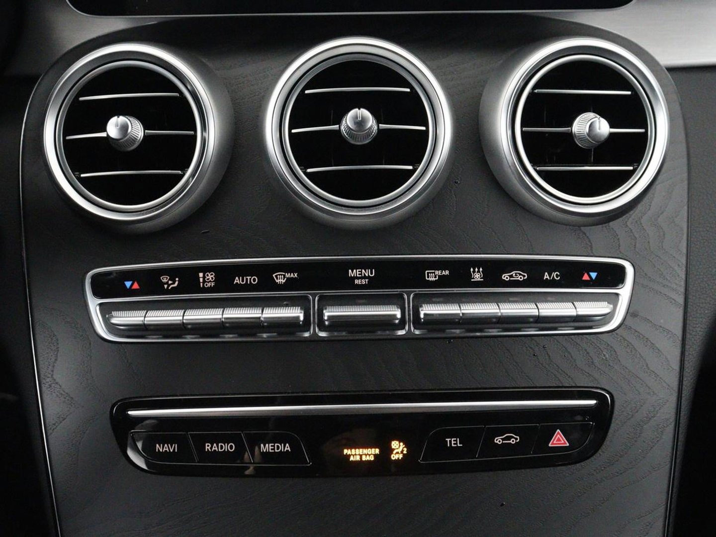 Mercedes-Benz C-Klasse 300e Business Solution AMG Limited | SOH 82,2% | 360 Camera | Stoelverwarming | Leder/Alcantara | Carplay | Matrix LED | Navigatie | Cruise control | Park Assist | Sfeerverlichting | PHEV | Plug In