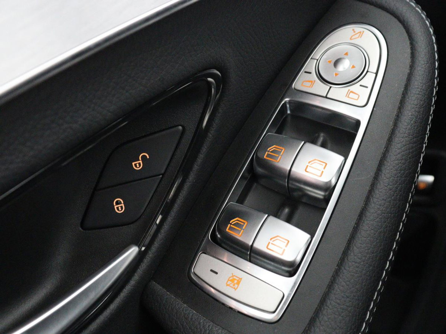 Mercedes-Benz C-Klasse 300e Business Solution AMG Limited | SOH 82,2% | 360 Camera | Stoelverwarming | Leder/Alcantara | Carplay | Matrix LED | Navigatie | Cruise control | Park Assist | Sfeerverlichting | PHEV | Plug In