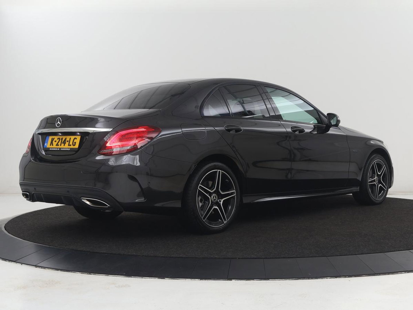 Mercedes-Benz C-Klasse 300e Business Solution AMG Limited | SOH 82,2% | 360 Camera | Stoelverwarming | Leder/Alcantara | Carplay | Matrix LED | Navigatie | Cruise control | Park Assist | Sfeerverlichting | PHEV | Plug In