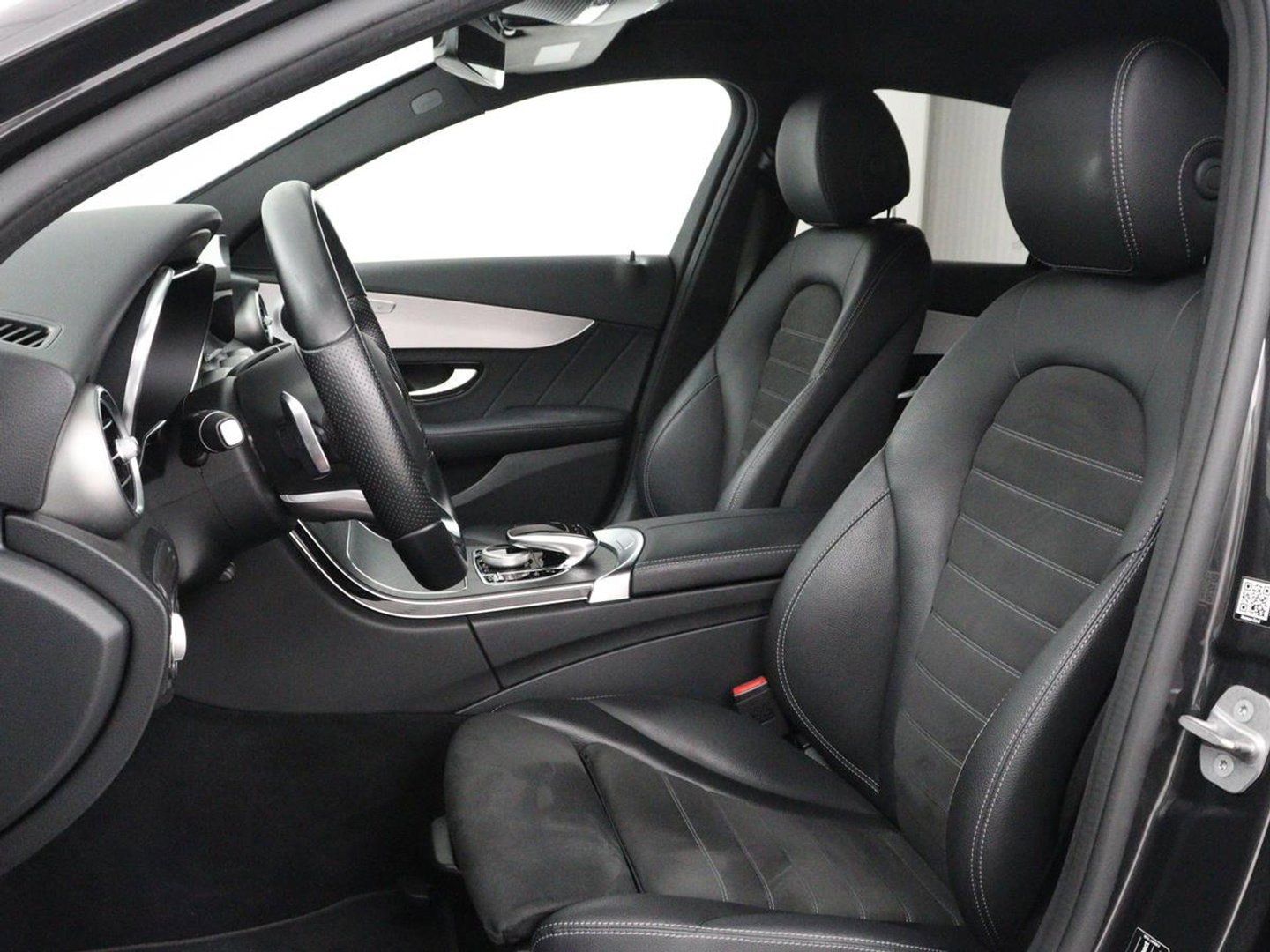 Mercedes-Benz C-Klasse 300e Business Solution AMG Limited | SOH 82,2% | 360 Camera | Stoelverwarming | Leder/Alcantara | Carplay | Matrix LED | Navigatie | Cruise control | Park Assist | Sfeerverlichting | PHEV | Plug In