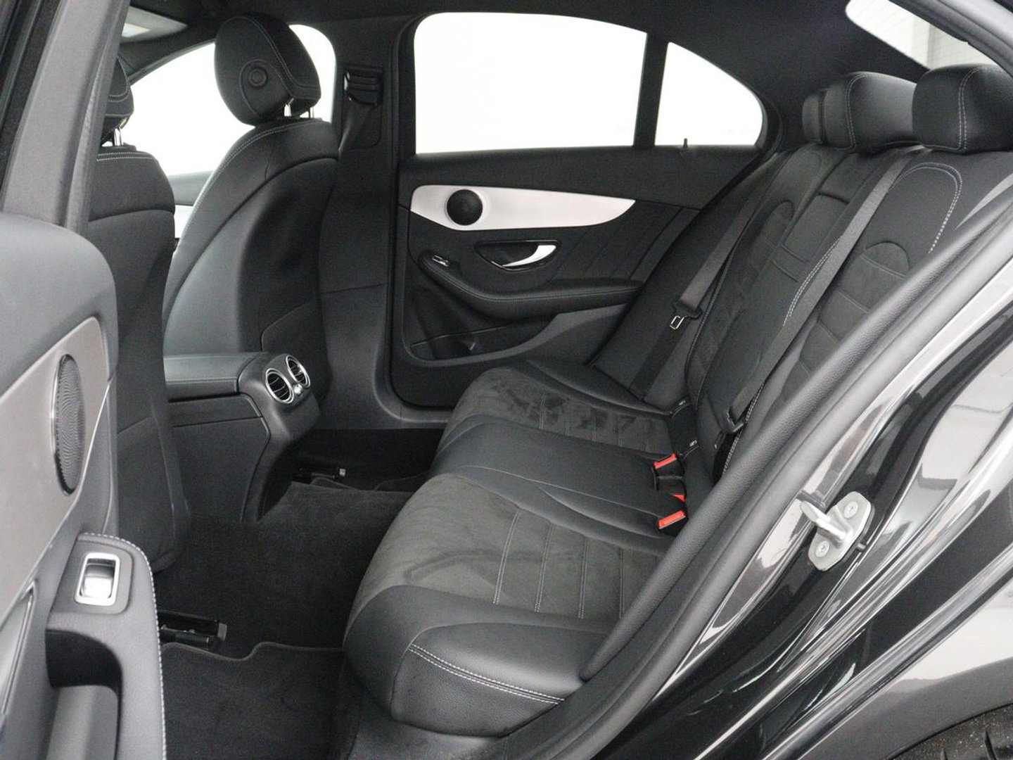 Mercedes-Benz C-Klasse 300e Business Solution AMG Limited | SOH 82,2% | 360 Camera | Stoelverwarming | Leder/Alcantara | Carplay | Matrix LED | Navigatie | Cruise control | Park Assist | Sfeerverlichting | PHEV | Plug In