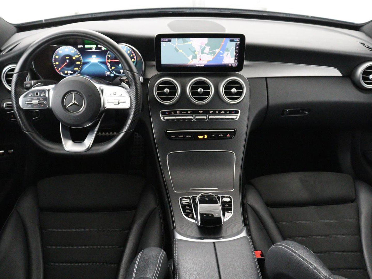 Mercedes-Benz C-Klasse 300e Business Solution AMG Limited | SOH 82,2% | 360 Camera | Stoelverwarming | Leder/Alcantara | Carplay | Matrix LED | Navigatie | Cruise control | Park Assist | Sfeerverlichting | PHEV | Plug In