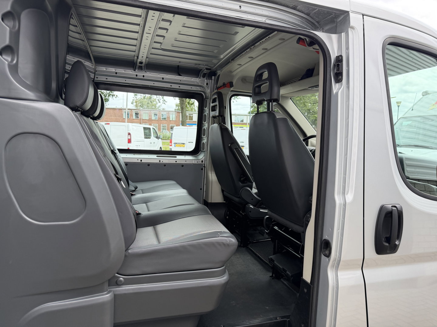 Fiat Ducato Maxi 35H 2.3 MultiJet 140pk L2H1 DC 5 persoons / vaste prijs rijklaar € 20.950 ex btw / cruise en climate control / trekhaak 3000 kg / achteruit rijcamera / euro 6 / bpm vrij
