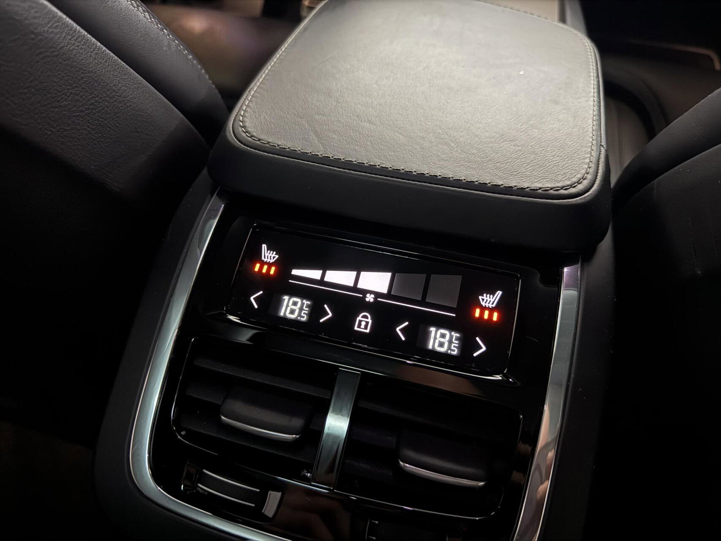 Volvo XC90 2.0 T8 Twin Engine AWD R-Design Pano Luchtvering B&W Trekh.