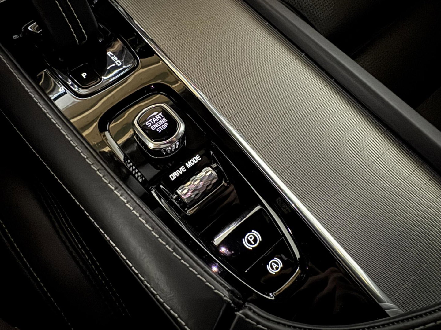 Volvo XC90 2.0 T8 Twin Engine AWD R-Design Pano Luchtvering B&W Trekh.