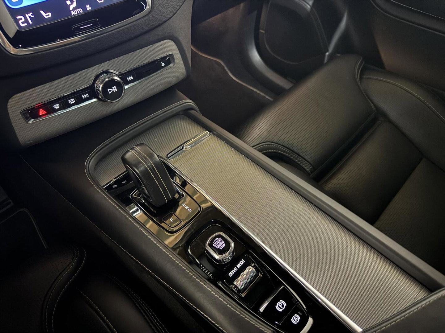 Volvo XC90 2.0 T8 Twin Engine AWD R-Design Pano Luchtvering B&W Trekh.