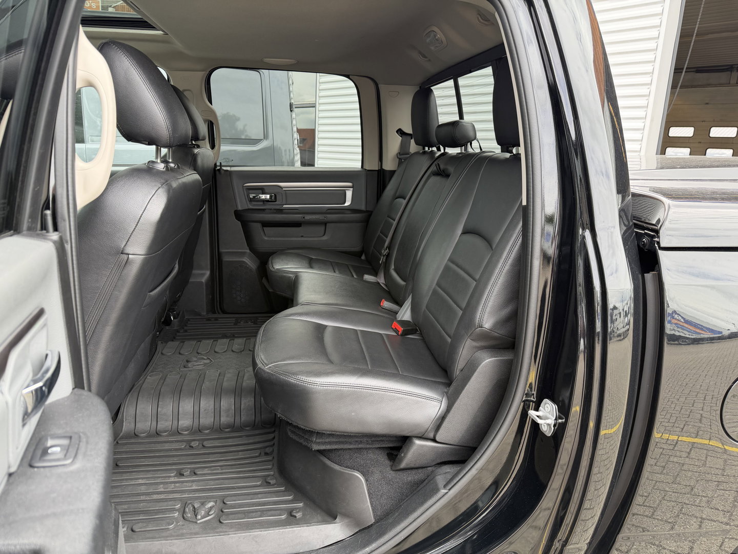 Dodge Ram Pick-Up 1500 5.7 V8 4x4 Crew Cab 5'7 Longhorn / vaste prijs rijklaar € 39.950 ex btw / euro 6 / lease vanaf € 652 / airco / cruise / navigatie / prins lpg / leer / trekhaak 3500 kg !