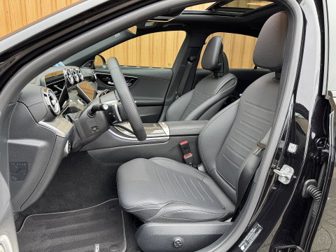 Mercedes-Benz C-Klasse 300 e Business Solution AMG | Burmester | Origineel Nederlands | Memory | Panoramadak | Digital Light | Elektrische Trekhaak | Head-Up | Leder |