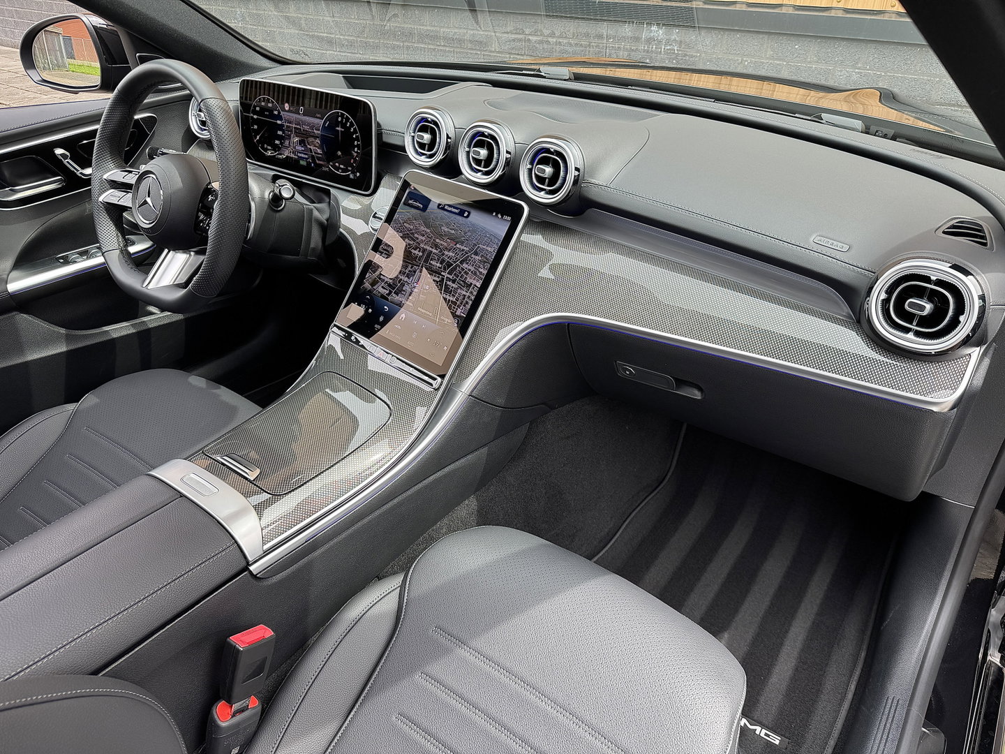 Mercedes-Benz C-Klasse 300 e Business Solution AMG | Burmester | Origineel Nederlands | Memory | Panoramadak | Digital Light | Elektrische Trekhaak | Head-Up | Leder |