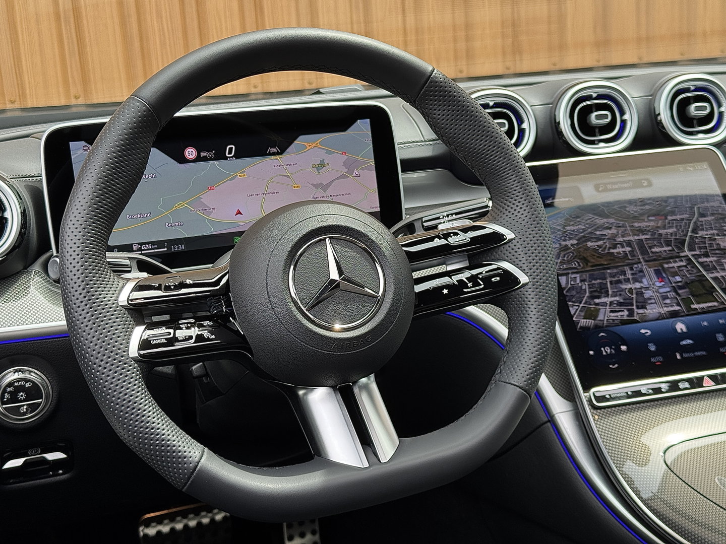 Mercedes-Benz C-Klasse 300 e Business Solution AMG | Burmester | Origineel Nederlands | Memory | Panoramadak | Digital Light | Elektrische Trekhaak | Head-Up | Leder |