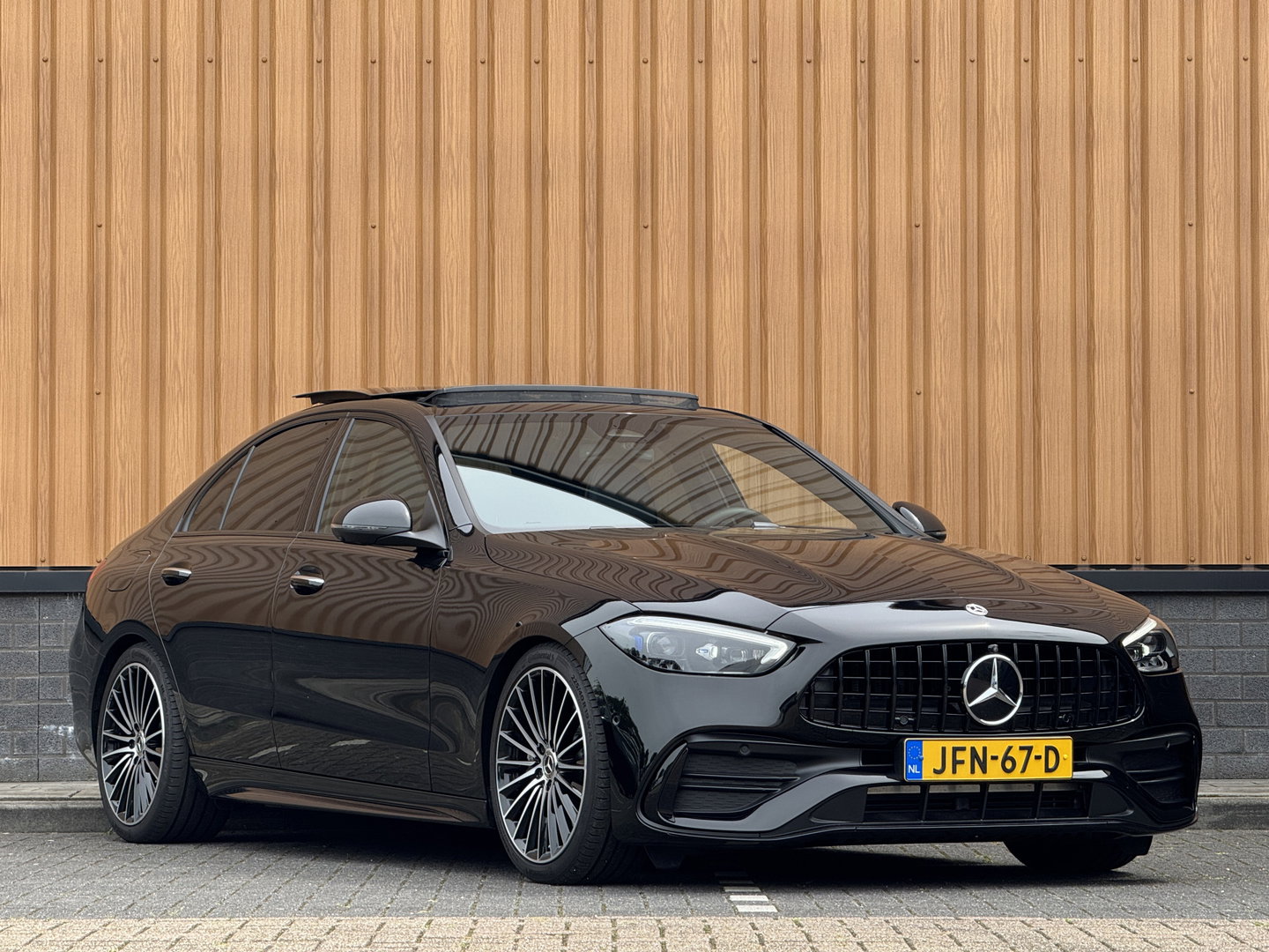 Mercedes-Benz C-Klasse 300 e Business Solution AMG | Burmester | Origineel Nederlands | Memory | Panoramadak | Digital Light | Elektrische Trekhaak | Head-Up | Leder |