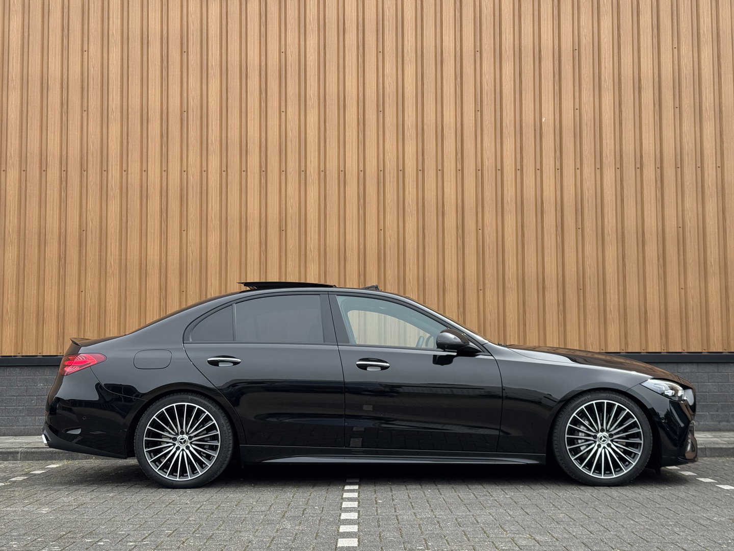 Mercedes-Benz C-Klasse 300 e Business Solution AMG | Burmester | Origineel Nederlands | Memory | Panoramadak | Digital Light | Elektrische Trekhaak | Head-Up | Leder |