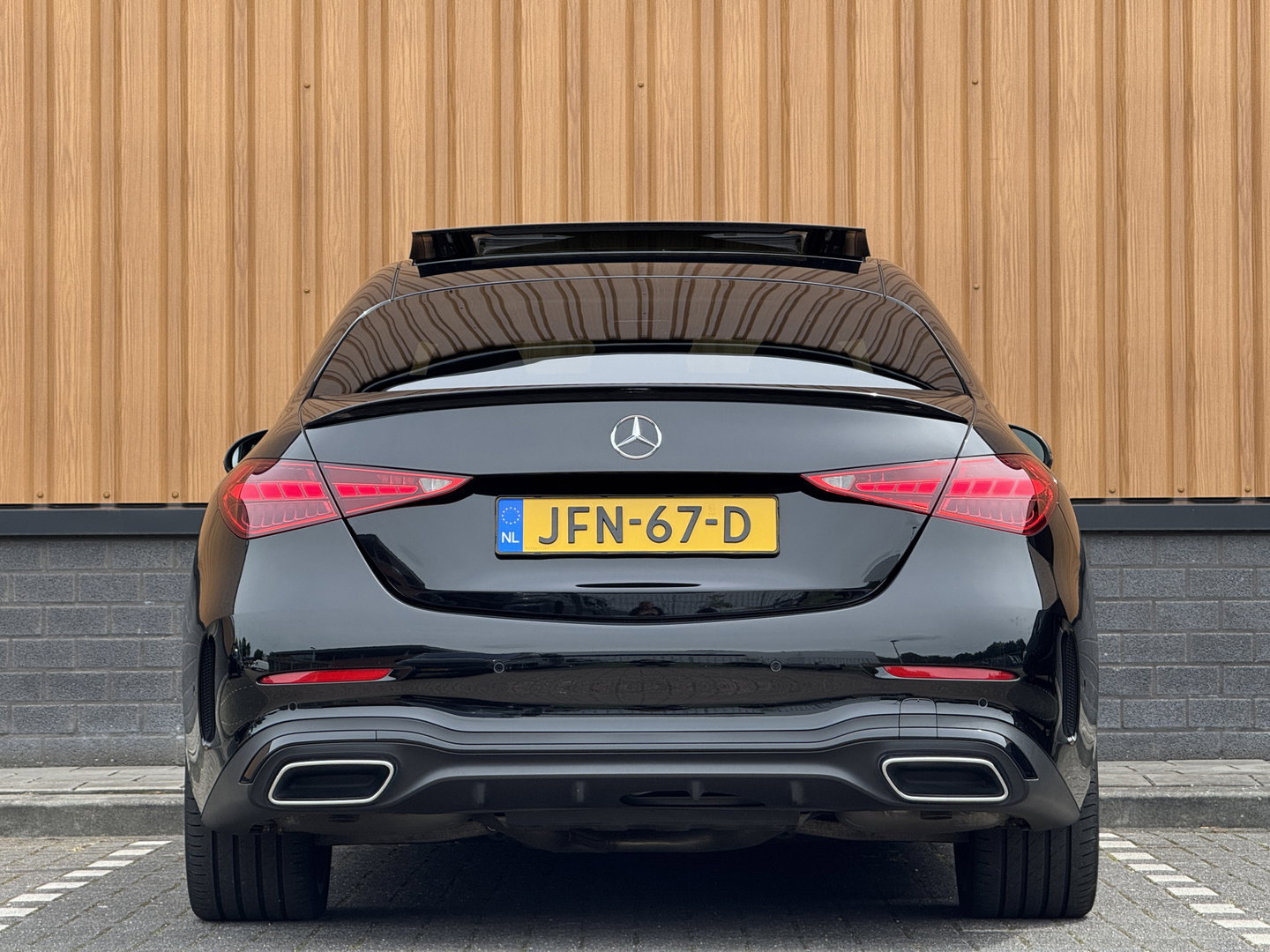 Mercedes-Benz C-Klasse 300 e Business Solution AMG | Burmester | Origineel Nederlands | Memory | Panoramadak | Digital Light | Elektrische Trekhaak | Head-Up | Leder |