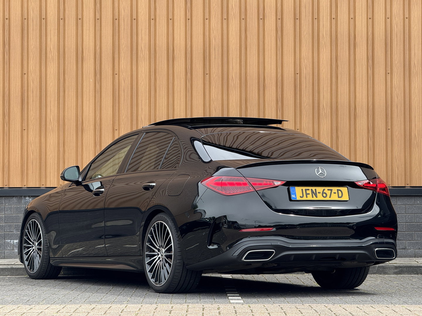 Mercedes-Benz C-Klasse 300 e Business Solution AMG | Burmester | Origineel Nederlands | Memory | Panoramadak | Digital Light | Elektrische Trekhaak | Head-Up | Leder |
