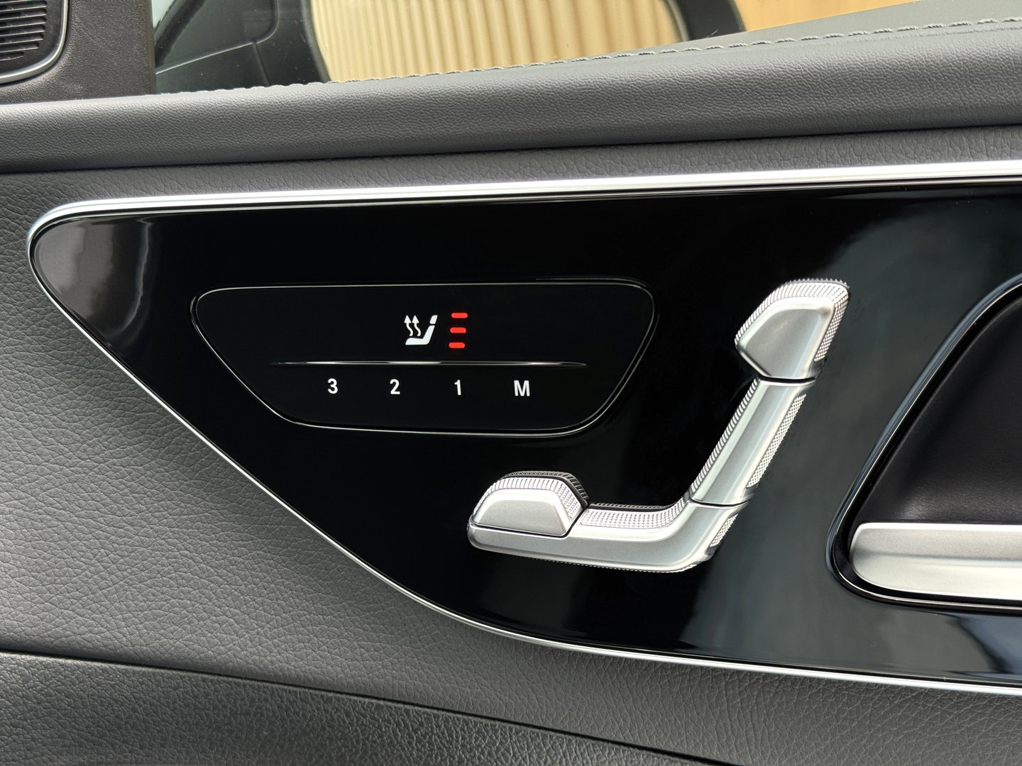 Mercedes-Benz C-Klasse 300 e Business Solution AMG | Burmester | Origineel Nederlands | Memory | Panoramadak | Digital Light | Elektrische Trekhaak | Head-Up | Leder |
