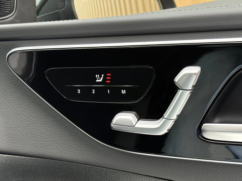 Mercedes-Benz C-Klasse 300 e Business Solution AMG | Burmester | Origineel Nederlands | Memory | Panoramadak | Digital Light | Elektrische Trekhaak | Head-Up | Leder |