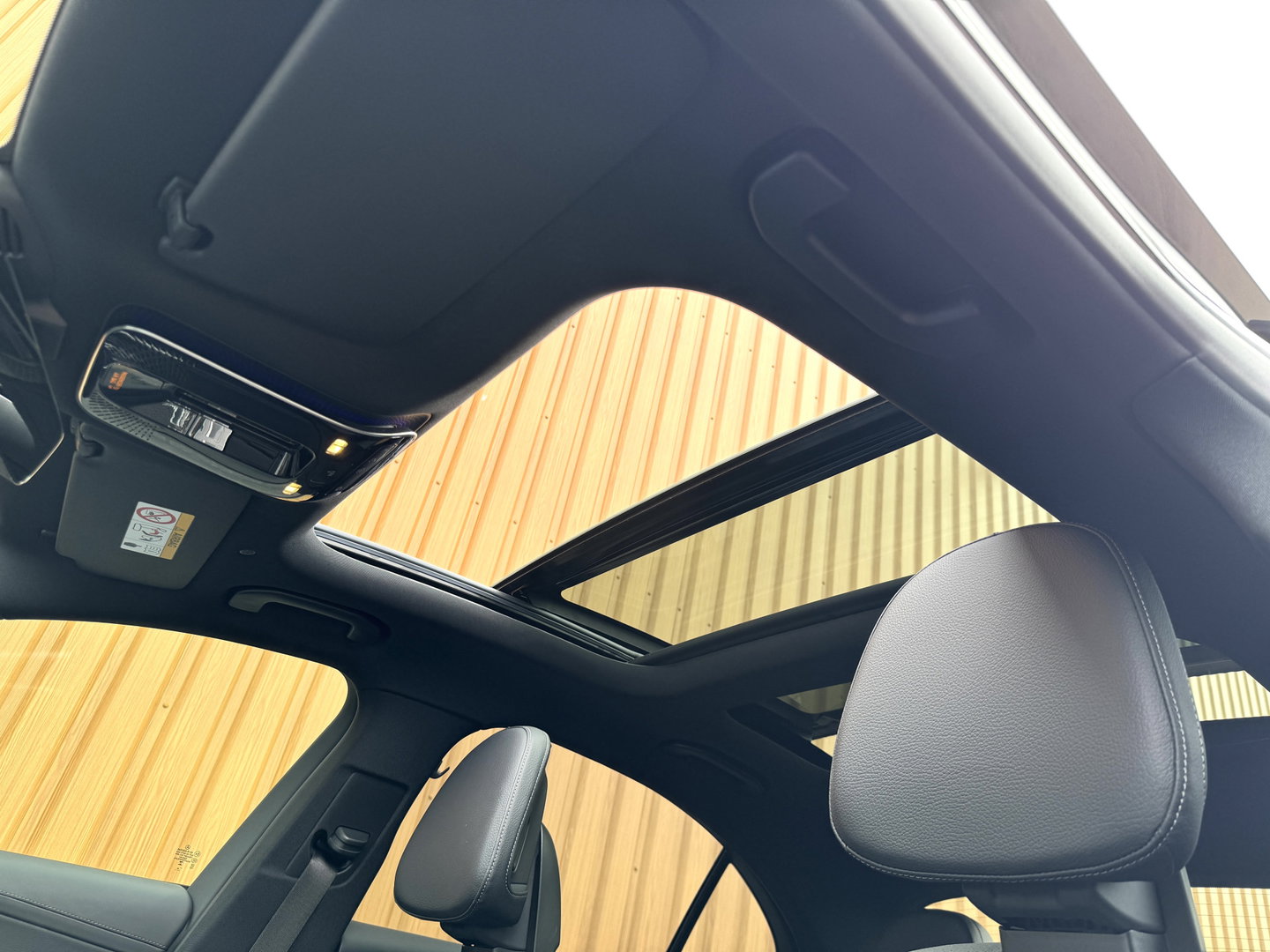 Mercedes-Benz C-Klasse 300 e Business Solution AMG | Burmester | Origineel Nederlands | Memory | Panoramadak | Digital Light | Elektrische Trekhaak | Head-Up | Leder |