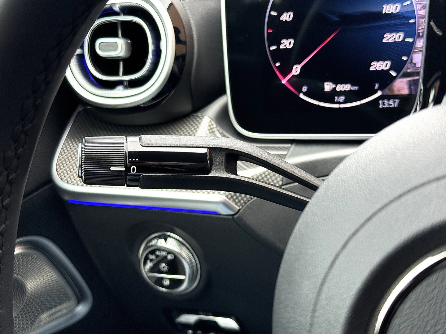 Mercedes-Benz C-Klasse 300 e Business Solution AMG | Burmester | Origineel Nederlands | Memory | Panoramadak | Digital Light | Elektrische Trekhaak | Head-Up | Leder |