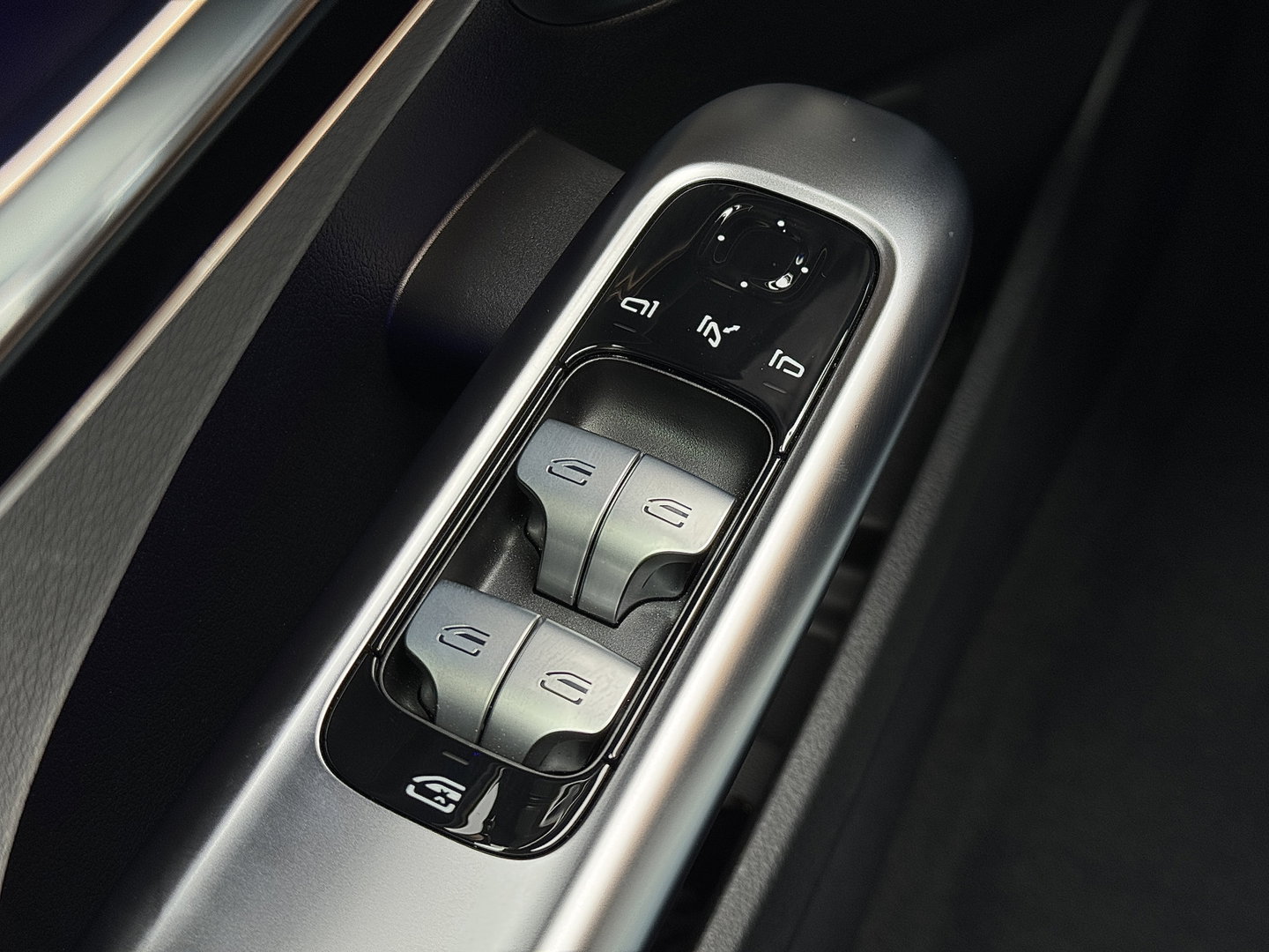 Mercedes-Benz C-Klasse 300 e Business Solution AMG | Burmester | Origineel Nederlands | Memory | Panoramadak | Digital Light | Elektrische Trekhaak | Head-Up | Leder |