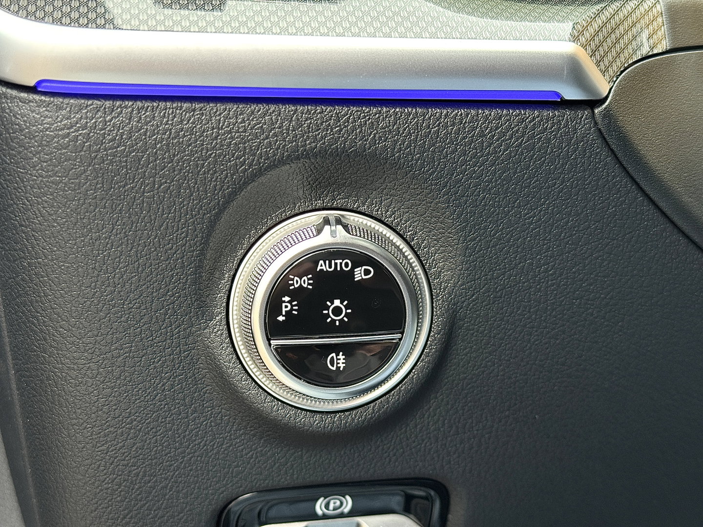 Mercedes-Benz C-Klasse 300 e Business Solution AMG | Burmester | Origineel Nederlands | Memory | Panoramadak | Digital Light | Elektrische Trekhaak | Head-Up | Leder |