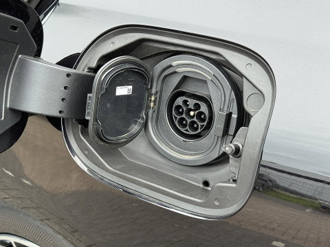 Mercedes-Benz C-Klasse 300 e Business Solution AMG | Burmester | Origineel Nederlands | Memory | Panoramadak | Digital Light | Elektrische Trekhaak | Head-Up | Leder |