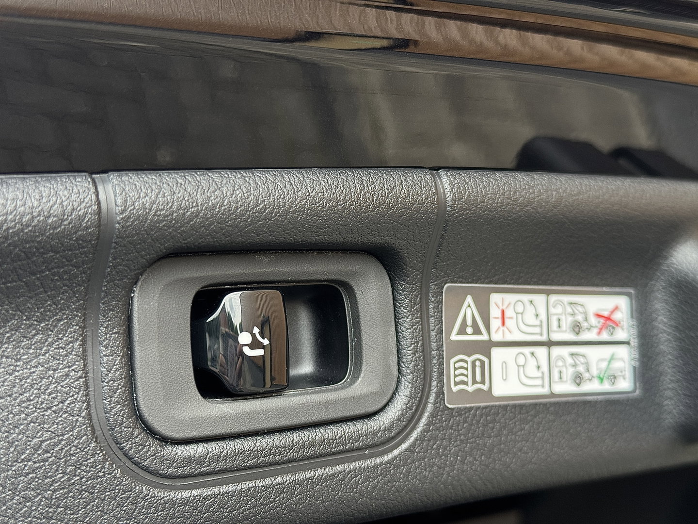 Mercedes-Benz C-Klasse 300 e Business Solution AMG | Burmester | Origineel Nederlands | Memory | Panoramadak | Digital Light | Elektrische Trekhaak | Head-Up | Leder |