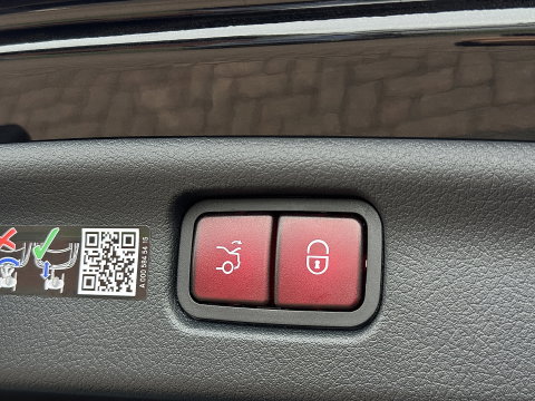 Mercedes-Benz C-Klasse 300 e Business Solution AMG | Burmester | Origineel Nederlands | Memory | Panoramadak | Digital Light | Elektrische Trekhaak | Head-Up | Leder |