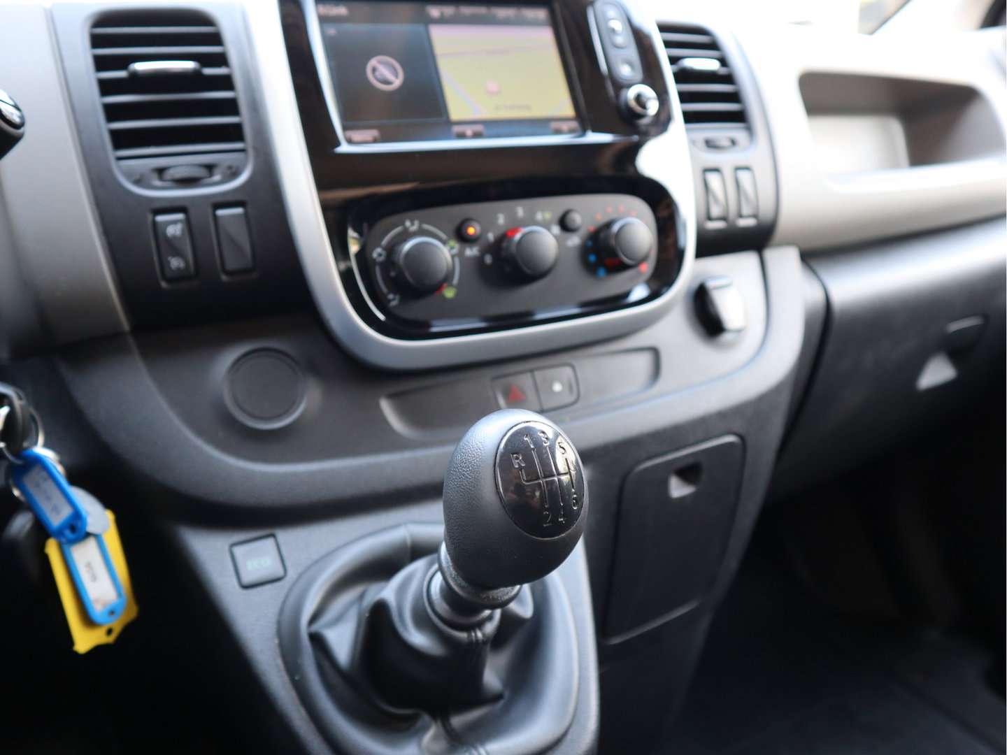Renault Trafic 1.6 dCi Euro 6 - Airco - Trekhaak - Cruise - 3 Zits
