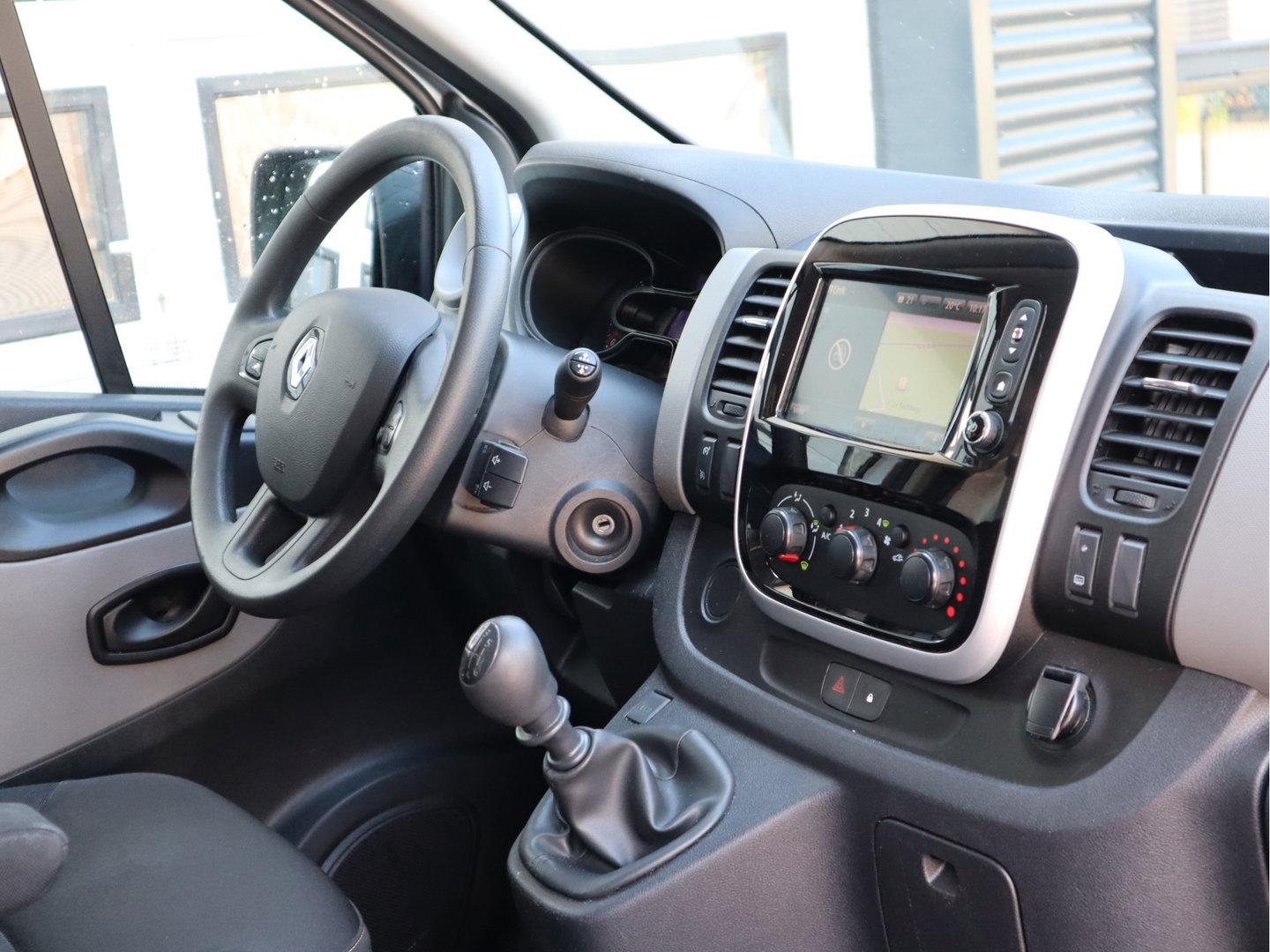 Renault Trafic 1.6 dCi Euro 6 - Airco - Trekhaak - Cruise - 3 Zits