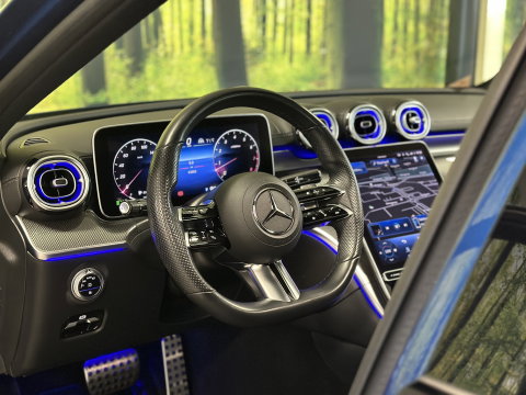 Mercedes-Benz C-Klasse 300 4MATIC AMG Line | Panoramadak | 360° Camera | 19'' Lichtmetaal | Sfeerverlichting | Digital Light | Elektrische Stoelen + Geheugen | Parkeersensoren