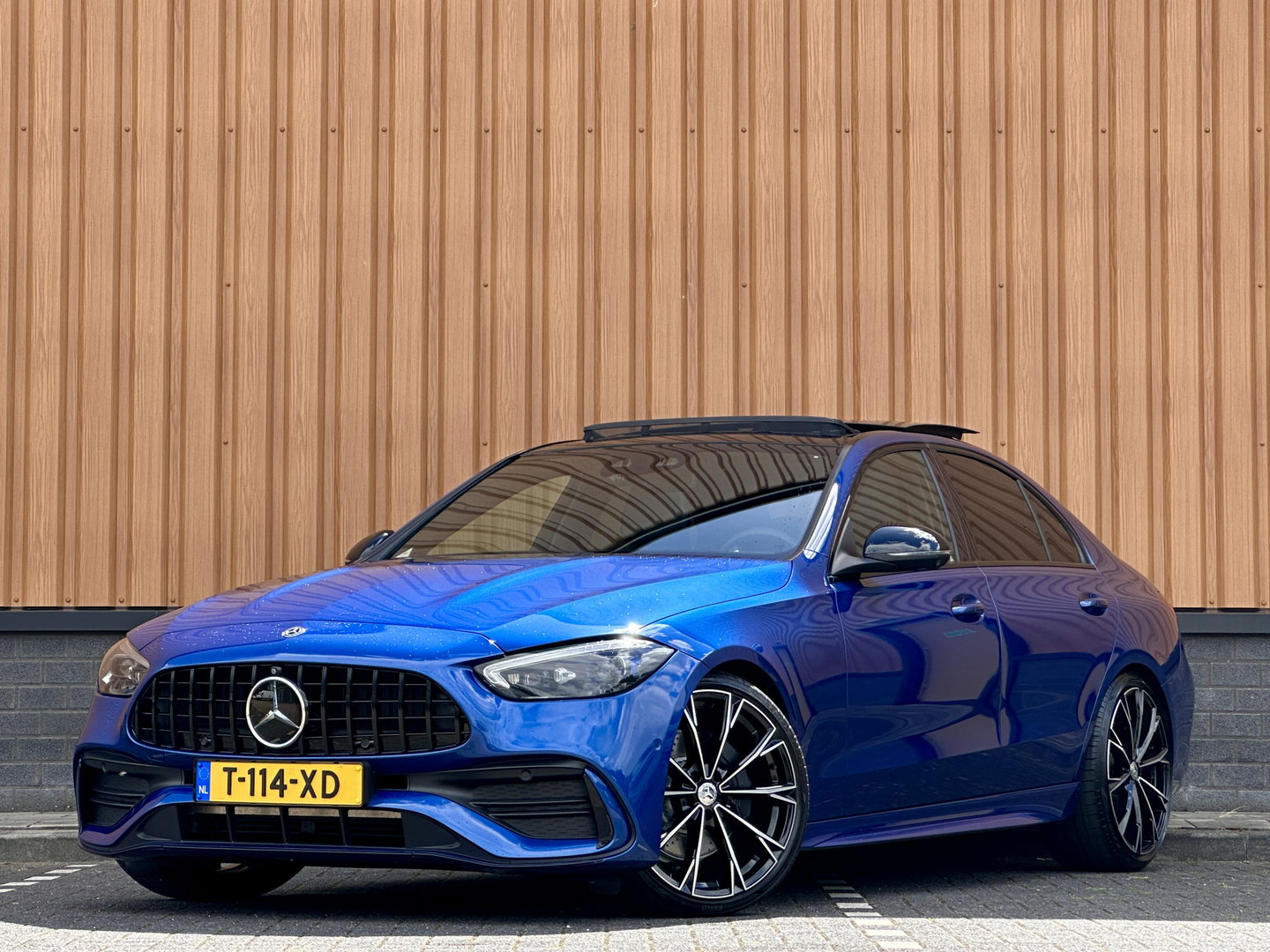 Mercedes-Benz C-Klasse 300 4MATIC AMG Line | Panoramadak | 360° Camera | 19'' Lichtmetaal | Sfeerverlichting | Digital Light | Elektrische Stoelen + Geheugen | Parkeersensoren