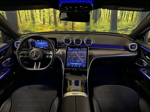 Mercedes-Benz C-Klasse 300 4MATIC AMG Line | Panoramadak | 360° Camera | 19'' Lichtmetaal | Sfeerverlichting | Digital Light | Elektrische Stoelen + Geheugen | Parkeersensoren