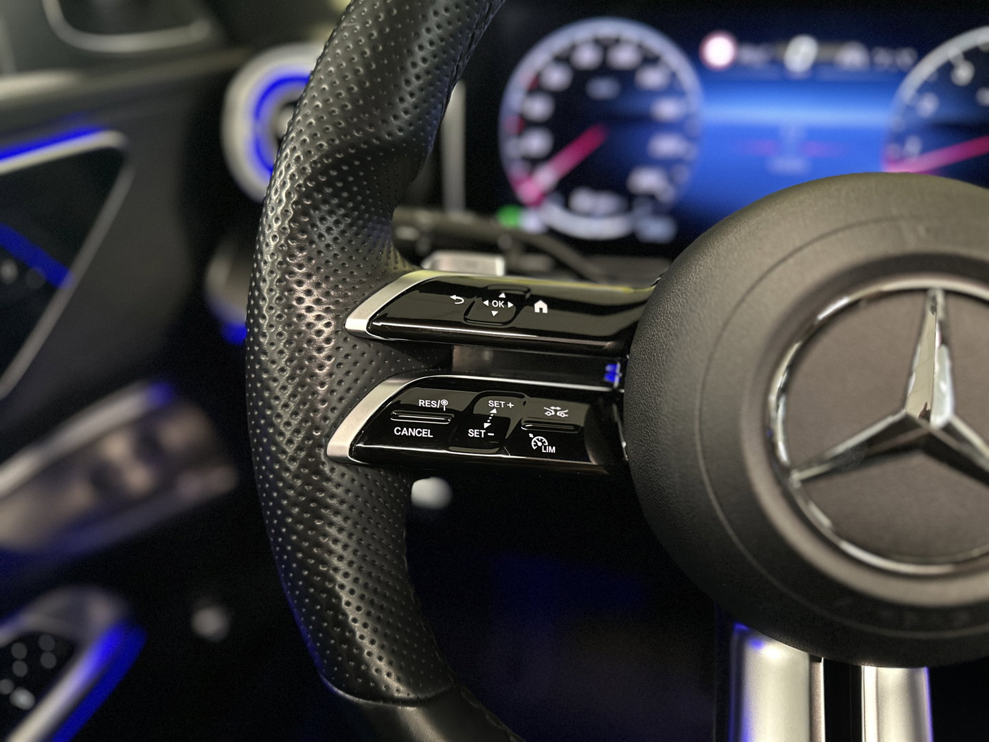 Mercedes-Benz C-Klasse 300 4MATIC AMG Line | Panoramadak | 360° Camera | 19'' Lichtmetaal | Sfeerverlichting | Digital Light | Elektrische Stoelen + Geheugen | Parkeersensoren