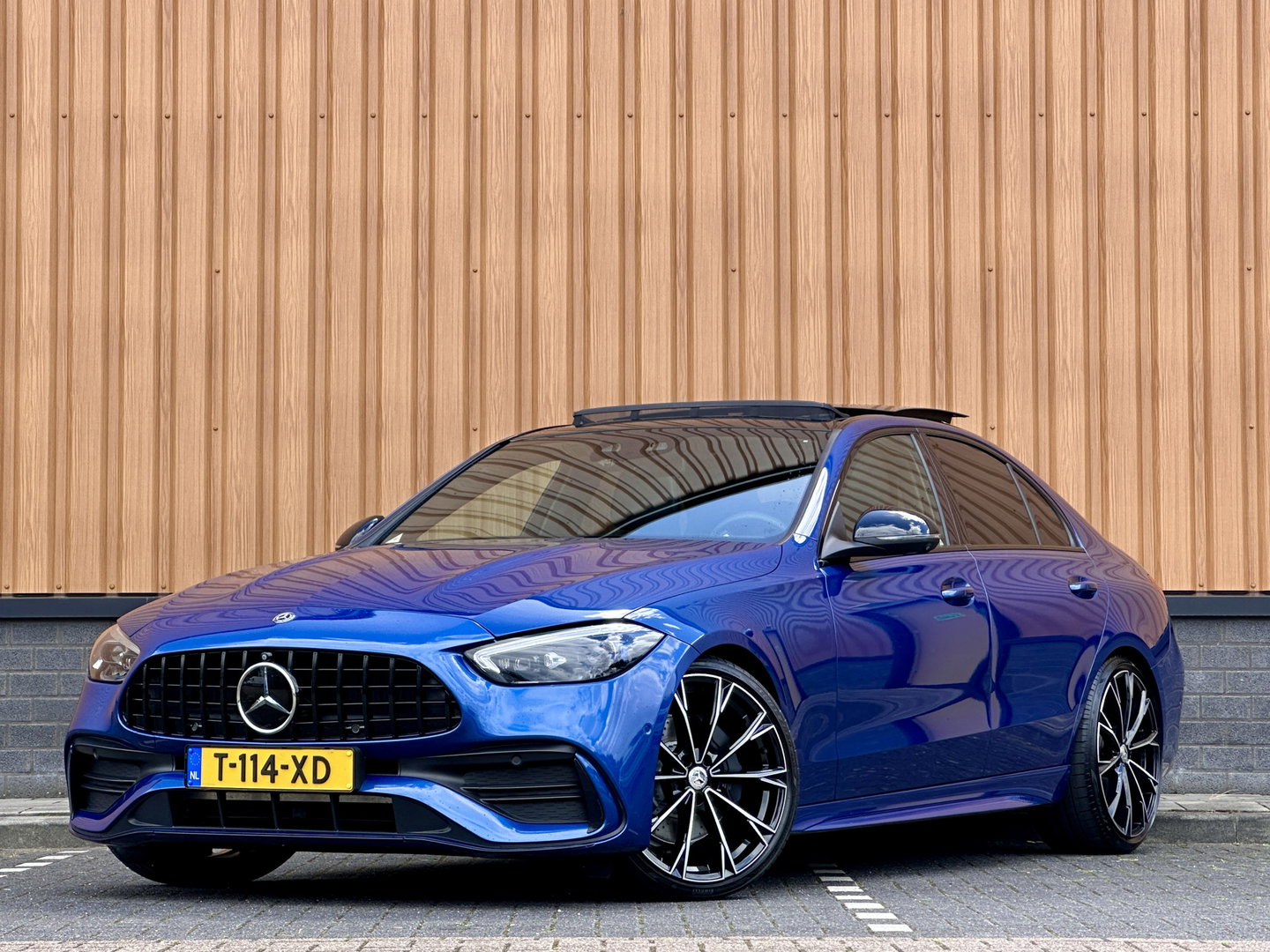 Mercedes-Benz C-Klasse 300 4MATIC AMG Line | Panoramadak | 360° Camera | 19'' Lichtmetaal | Sfeerverlichting | Digital Light | Elektrische Stoelen + Geheugen | Parkeersensoren