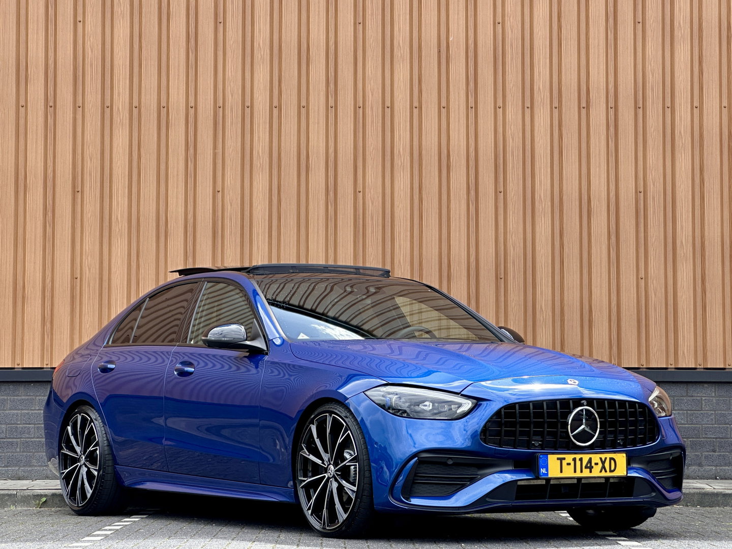 Mercedes-Benz C-Klasse 300 4MATIC AMG Line | Panoramadak | 360° Camera | 19'' Lichtmetaal | Sfeerverlichting | Digital Light | Elektrische Stoelen + Geheugen | Parkeersensoren