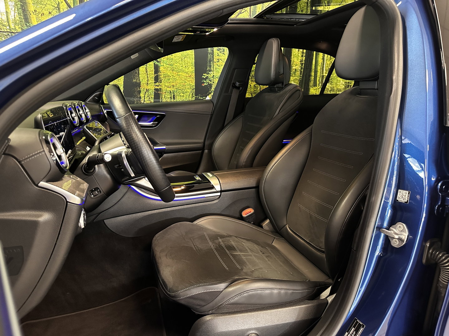 Mercedes-Benz C-Klasse 300 4MATIC AMG Line | Panoramadak | Burmester | 360° Camera | Digital Light | Memory Seats | Sfeerverlichting | Adaptieve Cruise Control | Lane Assist |