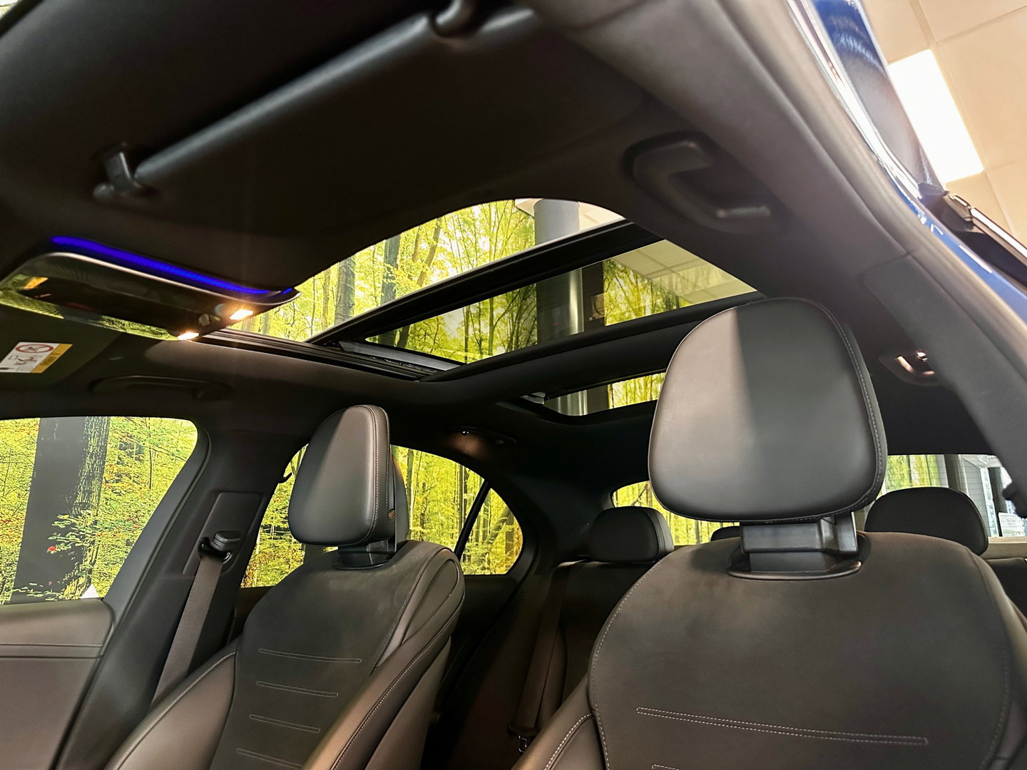 Mercedes-Benz C-Klasse 300 4MATIC AMG Line | Panoramadak | Burmester | 360° Camera | Digital Light | Memory Seats | Sfeerverlichting | Adaptieve Cruise Control | Lane Assist |