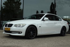 BMW 3 Serie - COUPÉ 320I BUSINESS LINE M-SPORT | SCHUIFDAK | XENON | HARMAN/KARDON | KEY-LESS | LEDER | NAVI | TREKHAAK