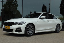 BMW 3 Serie - 320I EXECUTIVE EDITION M-SPORT | CARPLAY | HUD | NAVI | CRUISE | LED | STOELVERW. | AMBIENT LIGHT